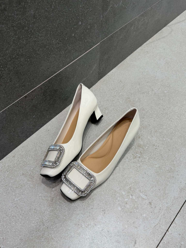 Dámske topánky so štvorcovou prackou, saténový vršok, stredný podpätok 3–6 cm, kryštálová výzdoba, gumová podrážka