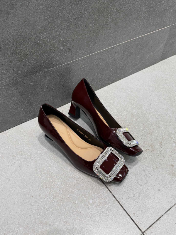 Dámske topánky so štvorcovou prackou, saténový vršok, stredný podpätok 3–6 cm, kryštálová výzdoba, gumová podrážka