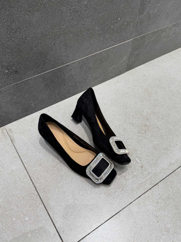 Dámske topánky so štvorcovou prackou, saténový vršok, stredný podpätok 3–6 cm, kryštálová výzdoba, gumová podrážka