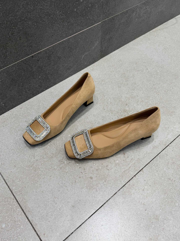 Dámske topánky so štvorcovou prackou, saténový vršok, stredný podpätok 3–6 cm, kryštálová výzdoba, gumová podrážka