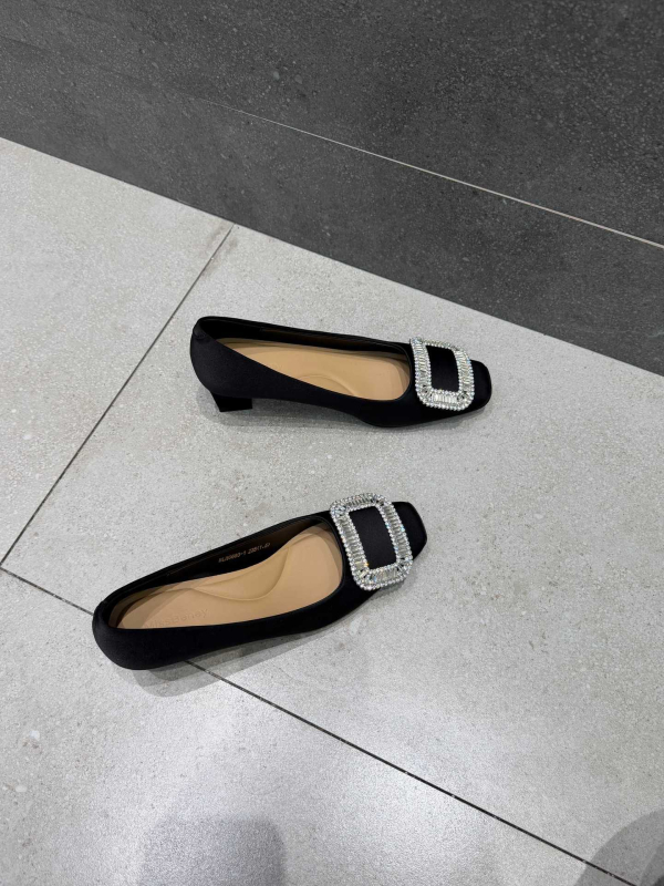 Dámske topánky so štvorcovou prackou, saténový vršok, stredný podpätok 3–6 cm, kryštálová výzdoba, gumová podrážka