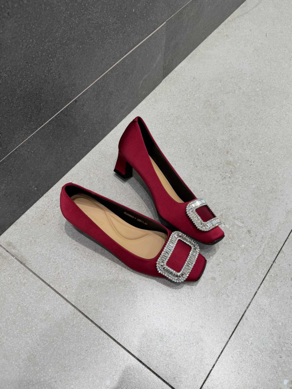 Dámske topánky so štvorcovou prackou, saténový vršok, stredný podpätok 3–6 cm, kryštálová výzdoba, gumová podrážka