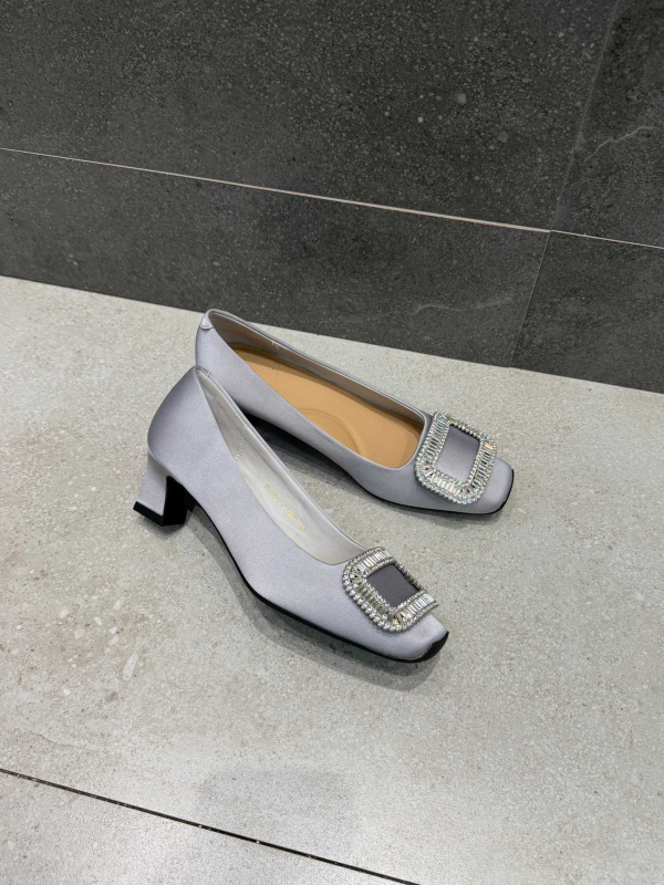 Dámske topánky so štvorcovou prackou, saténový vršok, stredný podpätok 3–6 cm, kryštálová výzdoba, gumová podrážka