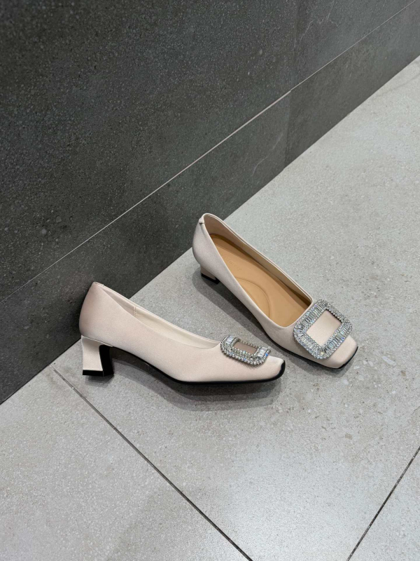 Dámske topánky so štvorcovou prackou, saténový vršok, stredný podpätok 3–6 cm, kryštálová výzdoba, gumová podrážka