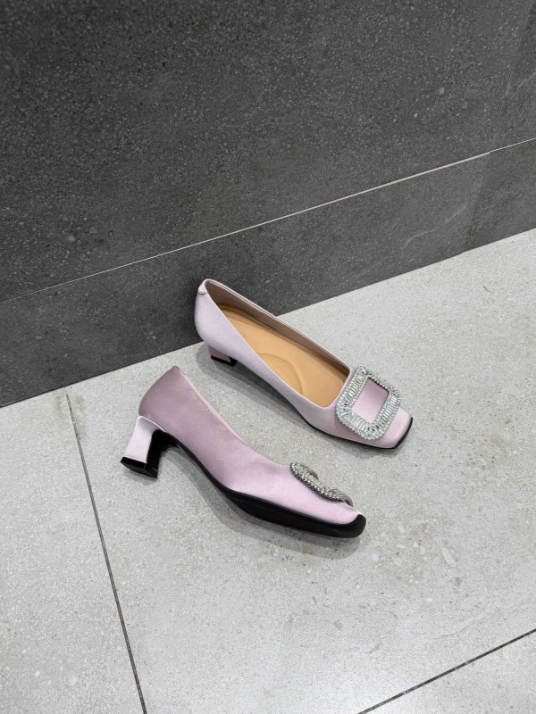 Dámske topánky so štvorcovou prackou, saténový vršok, stredný podpätok 3–6 cm, kryštálová výzdoba, gumová podrážka