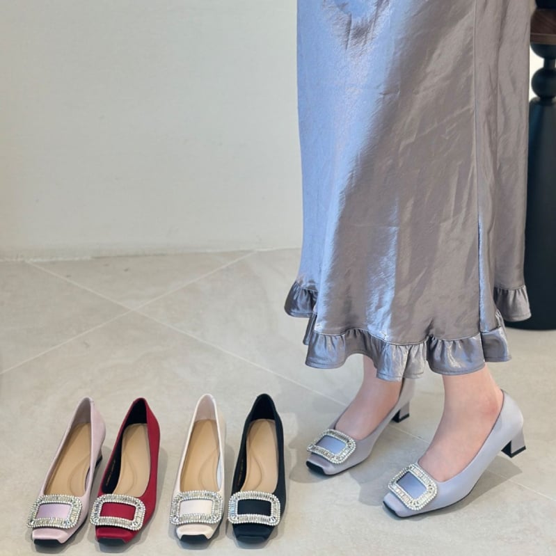 Dámske topánky so štvorcovou prackou, saténový vršok, stredný podpätok 3–6 cm, kryštálová výzdoba, gumová podrážka