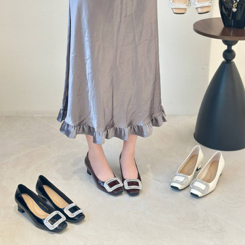 Dámske topánky so štvorcovou prackou, saténový vršok, stredný podpätok 3–6 cm, kryštálová výzdoba, gumová podrážka