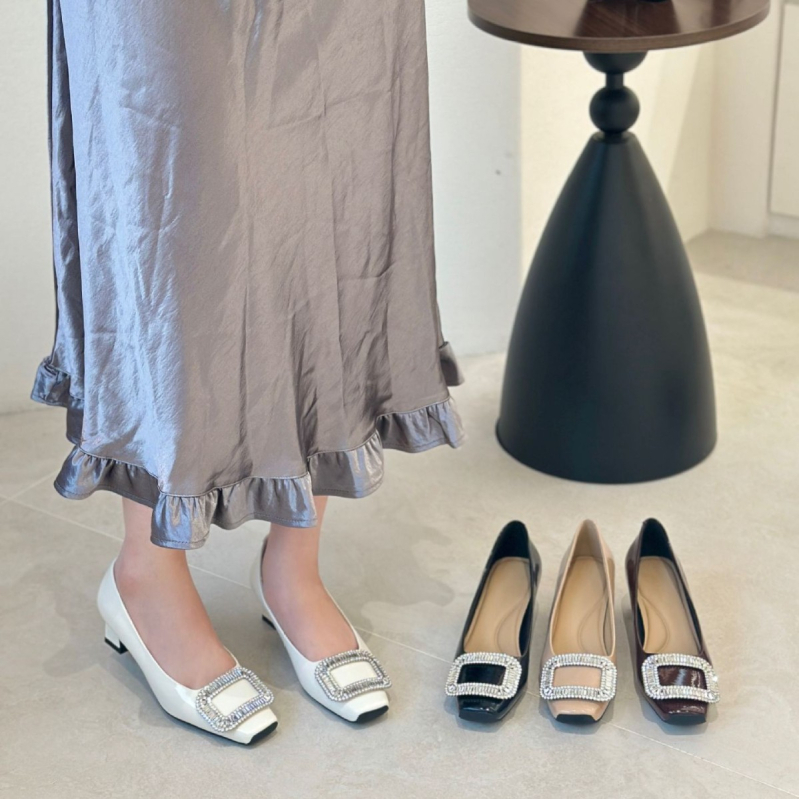 Dámske topánky so štvorcovou prackou, saténový vršok, stredný podpätok 3–6 cm, kryštálová výzdoba, gumová podrážka