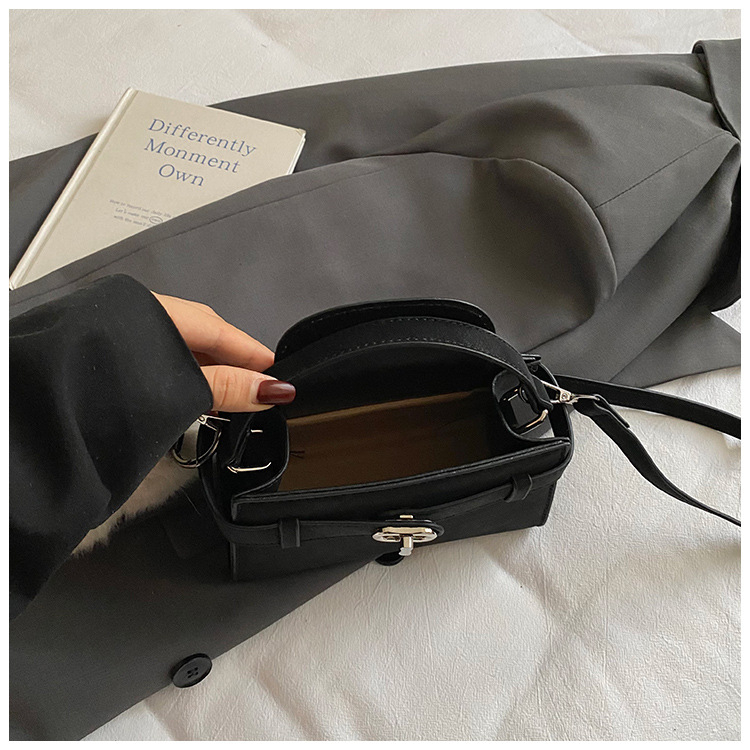 Ženska crossbody torbica u urbanom minimalističkom stilu, PU koža, vodoravni kvadratni oblik, trodimenzionalni dizajn, zatvaranje zipom