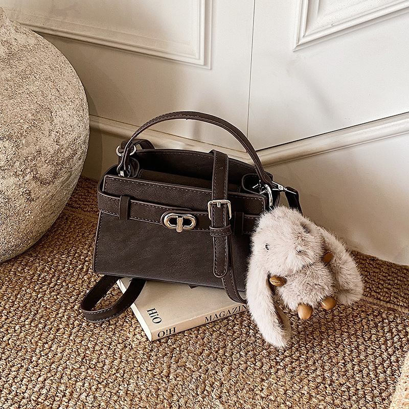 Ženska crossbody torbica u urbanom minimalističkom stilu, PU koža, vodoravni kvadratni oblik, trodimenzionalni dizajn, zatvaranje zipom