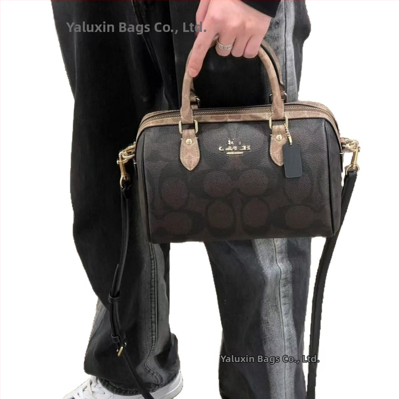 Vankúšovitá crossbody taška, pravá hovädzia koža, zips otvorenie, vrecká na telefón a dokumenty, s jedným popruhom