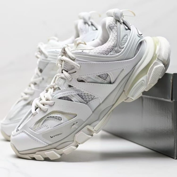 Unisex χαμηλά αθλητικά παπούτσια με επάνω συνθετικό δέρμα, στρογγυλή μύτη, κλείσιμο με κορδόνια, ύψος φτέρνας 3-5 εκ