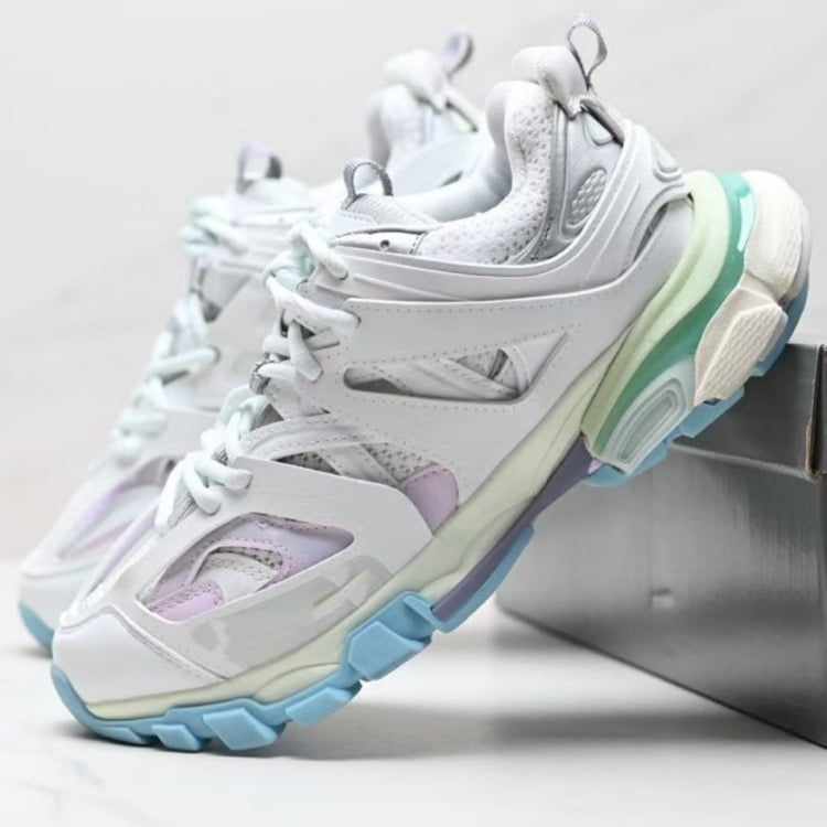 Unisex χαμηλά αθλητικά παπούτσια με επάνω συνθετικό δέρμα, στρογγυλή μύτη, κλείσιμο με κορδόνια, ύψος φτέρνας 3-5 εκ