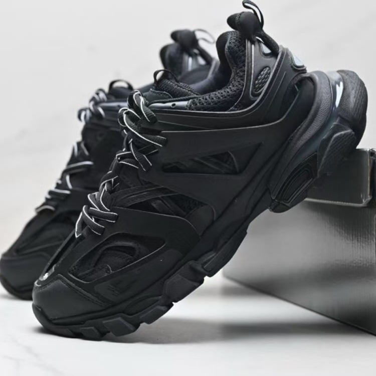 Unisex χαμηλά αθλητικά παπούτσια με επάνω συνθετικό δέρμα, στρογγυλή μύτη, κλείσιμο με κορδόνια, ύψος φτέρνας 3-5 εκ