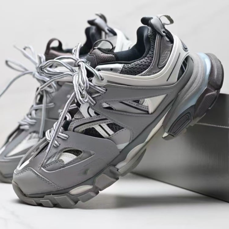 Unisex χαμηλά αθλητικά παπούτσια με επάνω συνθετικό δέρμα, στρογγυλή μύτη, κλείσιμο με κορδόνια, ύψος φτέρνας 3-5 εκ