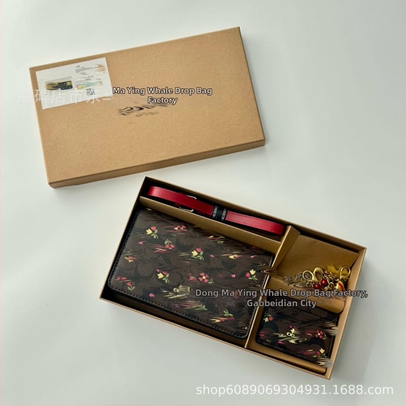 Γυναικεία τσάντα crossbody - οριζόντιο τετράγωνο σχήμα, PU υλικό, κλείσιμο με κλιπ, εσωτερικό με θήκη φερμουάρ, μια ιμάντας ώμου