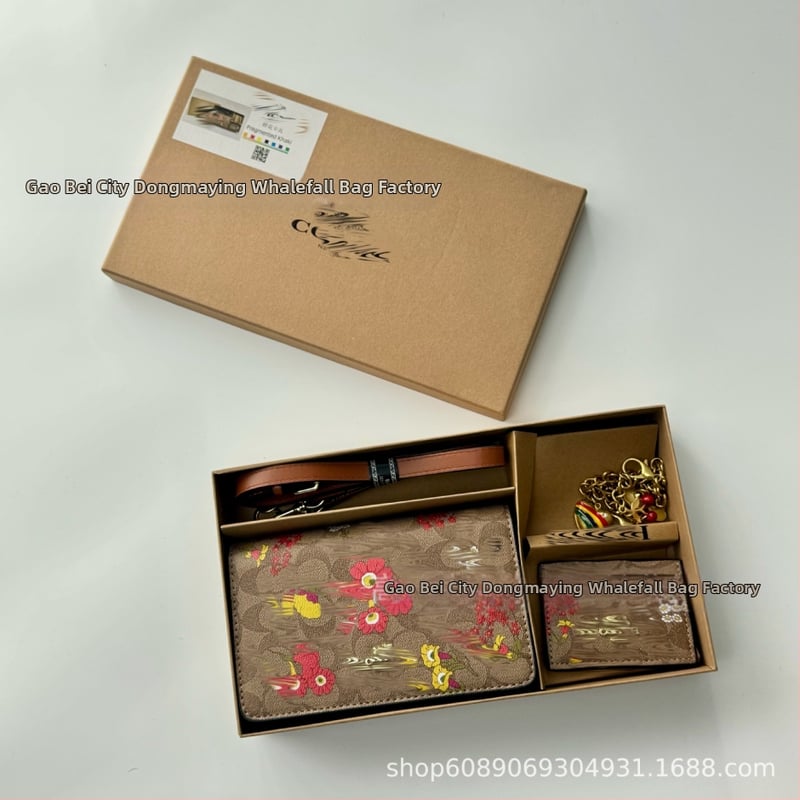 Γυναικεία τσάντα crossbody - οριζόντιο τετράγωνο σχήμα, PU υλικό, κλείσιμο με κλιπ, εσωτερικό με θήκη φερμουάρ, μια ιμάντας ώμου