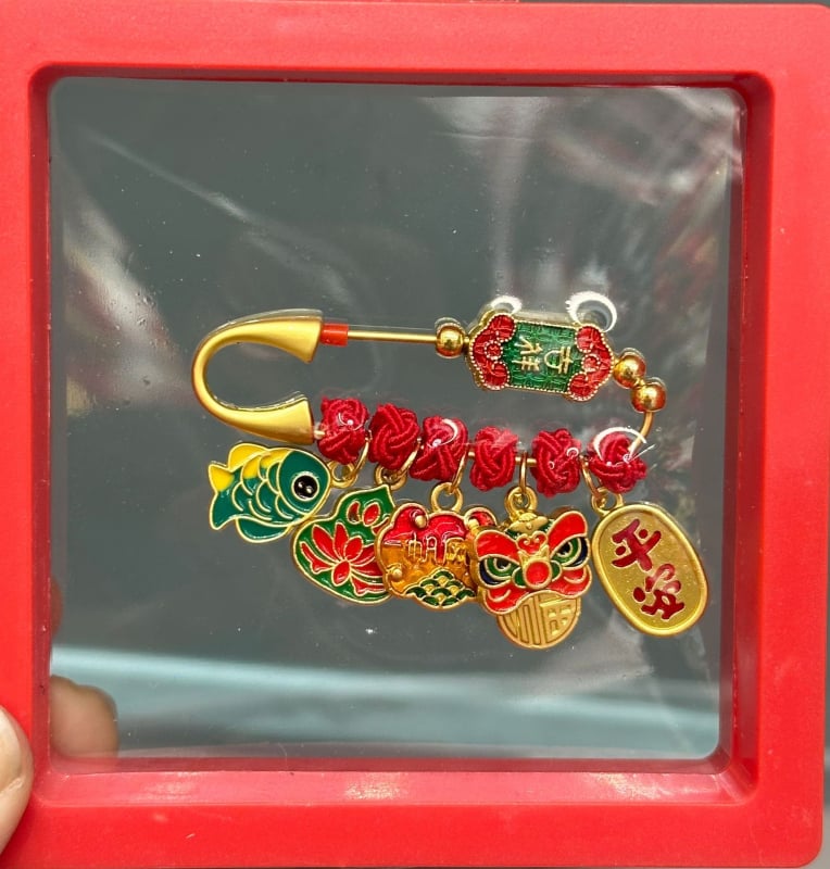 Брошка за бебета и деца - анти-страх аксесоар за безопасни разходки, унисекс, зодия Дракон, смесени материали, зима 2023