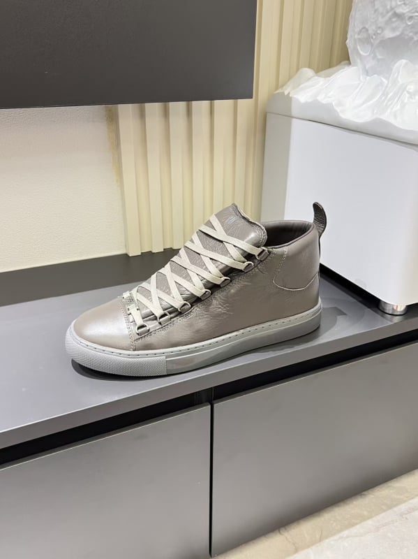 Ανδρικά vintage δερμάτινα υψηλά sneakers με επένδυση από γνήσιο μαλλί προβάτου — στρογγυλή μύτη, κορδόνια, καουτσούκ σόλα, 3–5 εκ ύψος φτέρνας