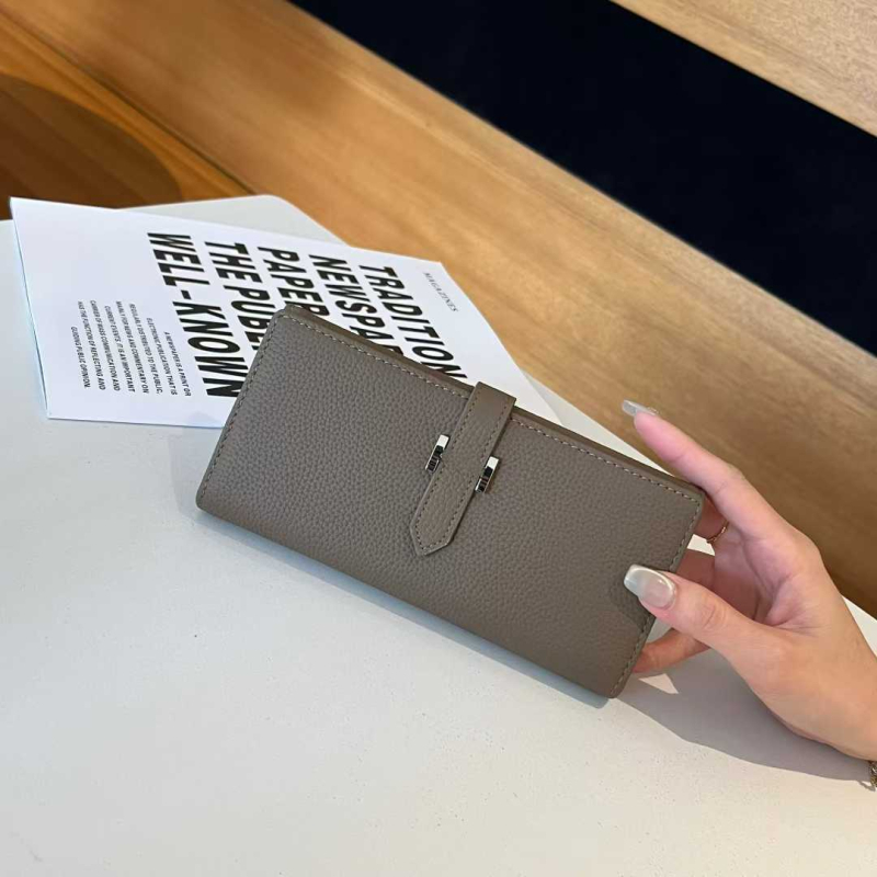 Γυναικείο μακρύ πορτοφόλι από γνήσιο δέρμα, δέρμα πρώτης στρώσης αγελάδας, επένδυση από καμβά, στυλ αστικός μινιμαλισμός, 2025