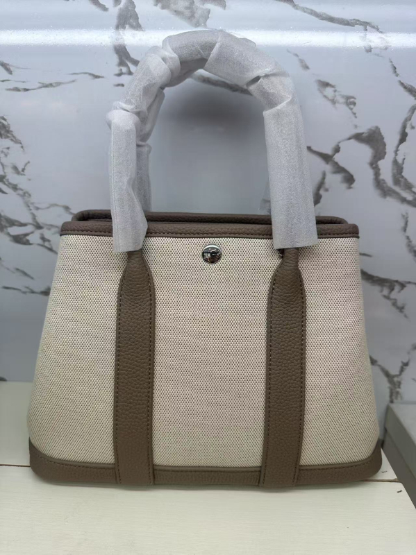 Kožna bucket torba, crossbody s magnetskim zatvaračem, unutarnji džep sa zatvaračem, poliester podstava, vodoravni četvrtasti oblik, mekana konstrukcija