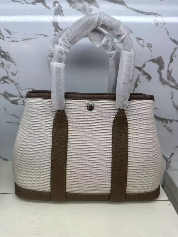 Kožna bucket torba, crossbody s magnetskim zatvaračem, unutarnji džep sa zatvaračem, poliester podstava, vodoravni četvrtasti oblik, mekana konstrukcija