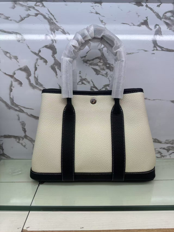 Kožna bucket torba, crossbody s magnetskim zatvaračem, unutarnji džep sa zatvaračem, poliester podstava, vodoravni četvrtasti oblik, mekana konstrukcija
