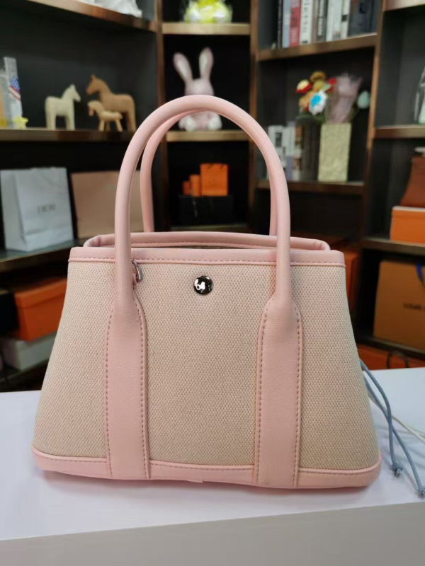 Kožna bucket torba, crossbody s magnetskim zatvaračem, unutarnji džep sa zatvaračem, poliester podstava, vodoravni četvrtasti oblik, mekana konstrukcija