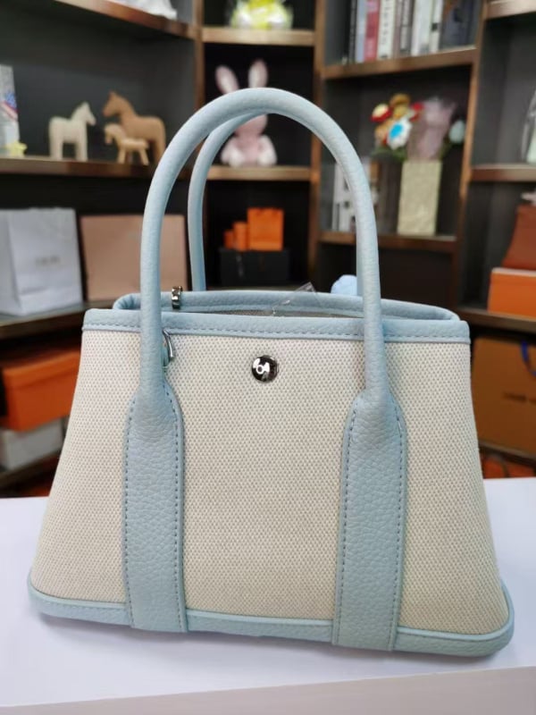 Kožna bucket torba, crossbody s magnetskim zatvaračem, unutarnji džep sa zatvaračem, poliester podstava, vodoravni četvrtasti oblik, mekana konstrukcija