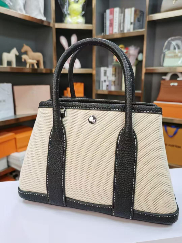 Kožna bucket torba, crossbody s magnetskim zatvaračem, unutarnji džep sa zatvaračem, poliester podstava, vodoravni četvrtasti oblik, mekana konstrukcija