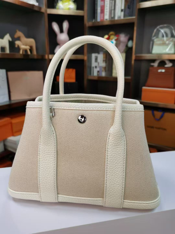 Kožna bucket torba, crossbody s magnetskim zatvaračem, unutarnji džep sa zatvaračem, poliester podstava, vodoravni četvrtasti oblik, mekana konstrukcija