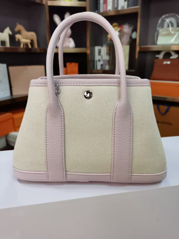 Kožna bucket torba, crossbody s magnetskim zatvaračem, unutarnji džep sa zatvaračem, poliester podstava, vodoravni četvrtasti oblik, mekana konstrukcija