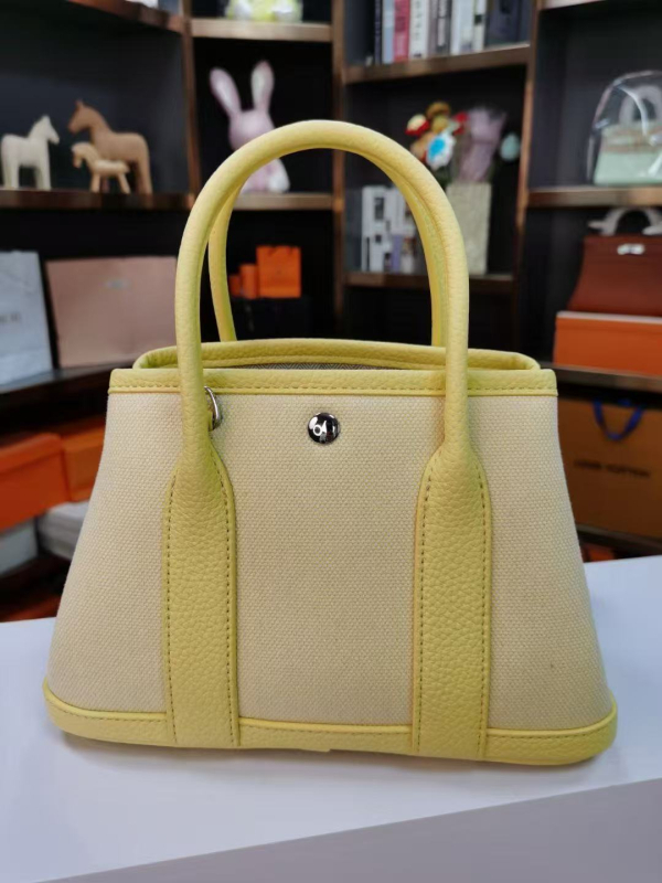 Kožna bucket torba, crossbody s magnetskim zatvaračem, unutarnji džep sa zatvaračem, poliester podstava, vodoravni četvrtasti oblik, mekana konstrukcija