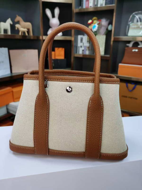 Kožna bucket torba, crossbody s magnetskim zatvaračem, unutarnji džep sa zatvaračem, poliester podstava, vodoravni četvrtasti oblik, mekana konstrukcija