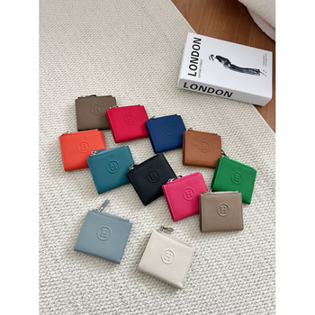 Γυναικείο πορτοφόλι από γνήσιο δέρμα, δύο διπλώματα, επένδυση καμβά, μοτίβο γράμματος