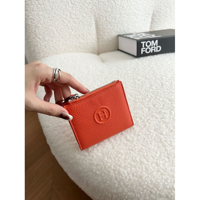 Γυναικείο πορτοφόλι από γνήσιο δέρμα, δύο διπλώματα, επένδυση καμβά, μοτίβο γράμματος