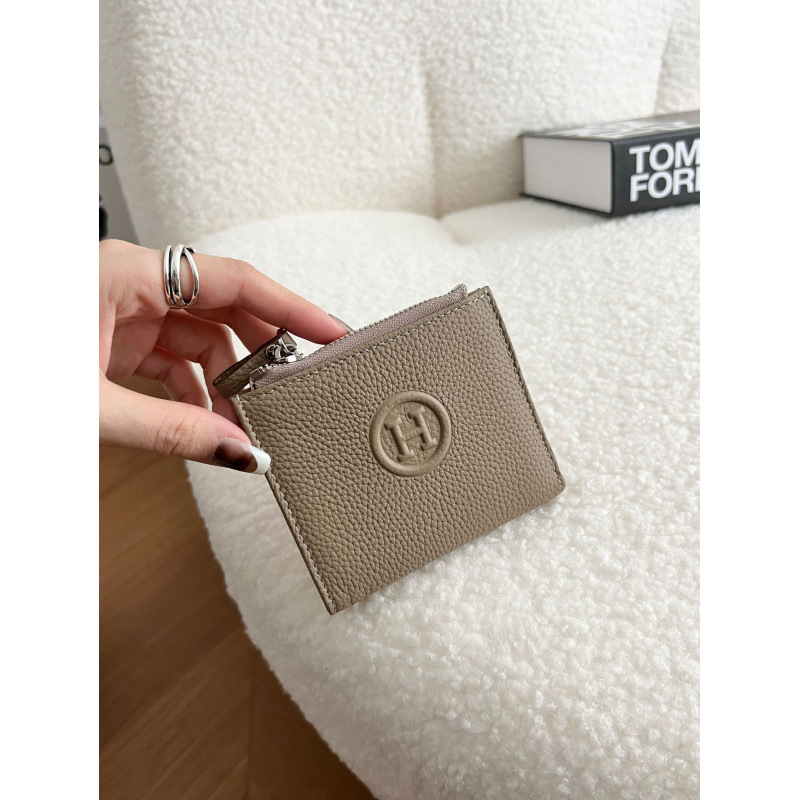 Γυναικείο πορτοφόλι από γνήσιο δέρμα, δύο διπλώματα, επένδυση καμβά, μοτίβο γράμματος