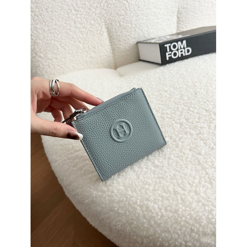 Γυναικείο πορτοφόλι από γνήσιο δέρμα, δύο διπλώματα, επένδυση καμβά, μοτίβο γράμματος