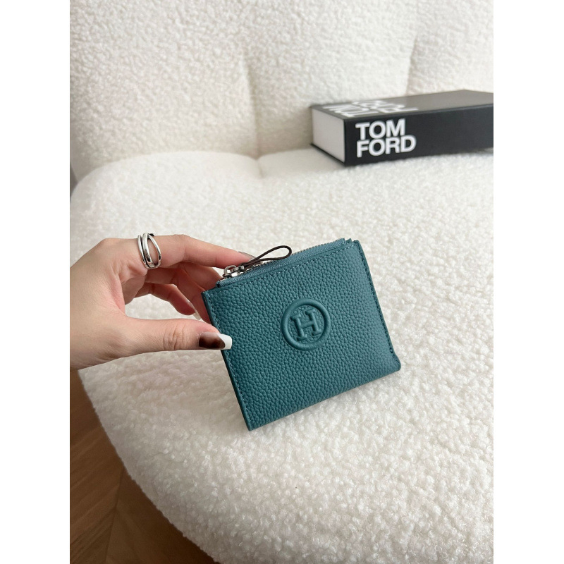 Γυναικείο πορτοφόλι από γνήσιο δέρμα, δύο διπλώματα, επένδυση καμβά, μοτίβο γράμματος