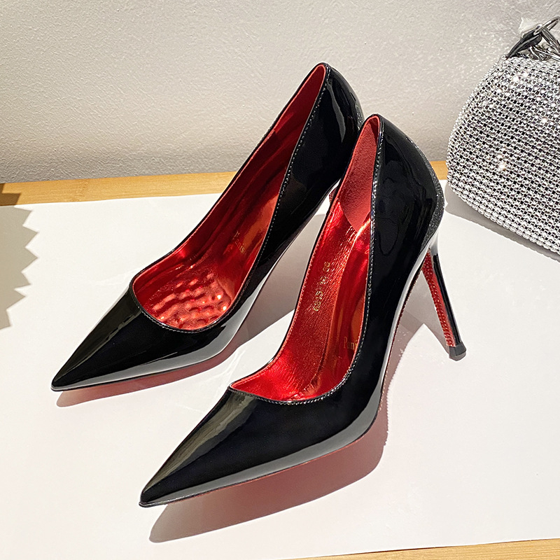 Banketné topánky s ostro špičkou, tenký podpätok nad 8 cm, nízky členok, vnútorná koža stielka