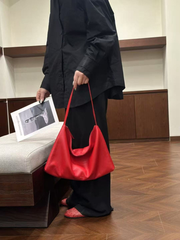 Tote torba od prave kože prvog sloja, horizontalni kvadratni oblik, zatvaranje na zip, unutarnji džepovi: džep sa zipom i džep za telefon, podstava od platna.