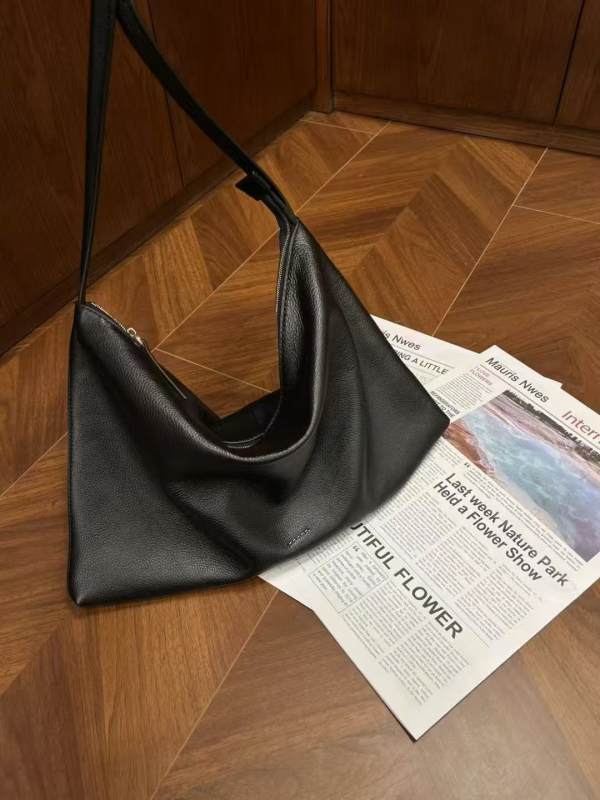 Tote torba od prave kože prvog sloja, horizontalni kvadratni oblik, zatvaranje na zip, unutarnji džepovi: džep sa zipom i džep za telefon, podstava od platna.