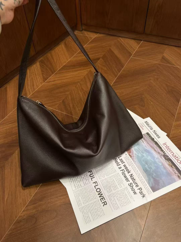 Tote torba od prave kože prvog sloja, horizontalni kvadratni oblik, zatvaranje na zip, unutarnji džepovi: džep sa zipom i džep za telefon, podstava od platna.
