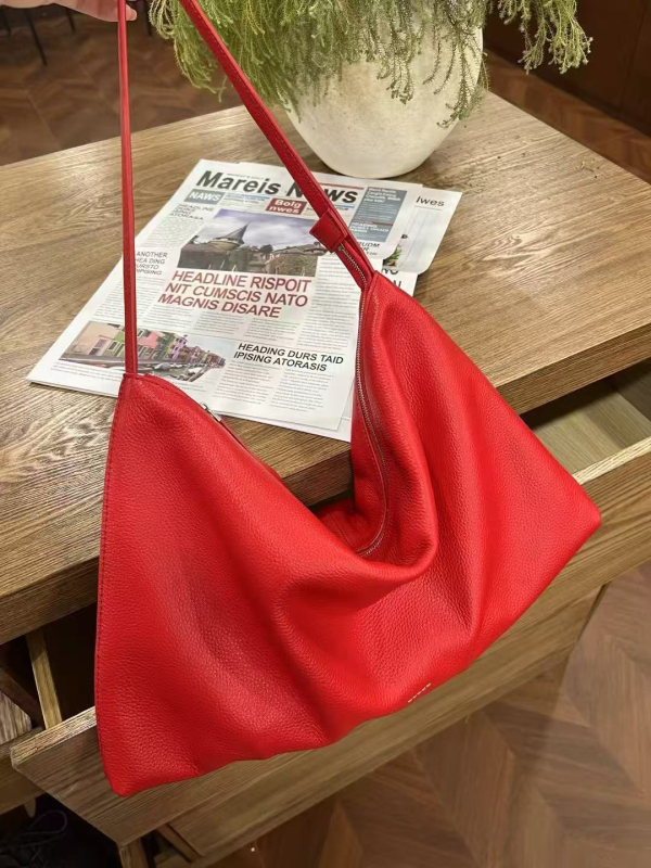 Tote torba od prave kože prvog sloja, horizontalni kvadratni oblik, zatvaranje na zip, unutarnji džepovi: džep sa zipom i džep za telefon, podstava od platna.