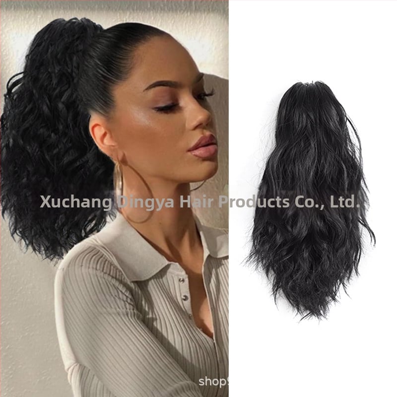 Extensie de coadă de cal cu clip mare, coadă buclată, fibre sintetice rezistente la căldură; poate fi vopsită și periată.