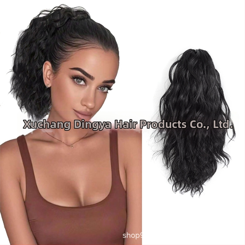 Extensie de coadă de cal cu clip mare, coadă buclată, fibre sintetice rezistente la căldură; poate fi vopsită și periată.