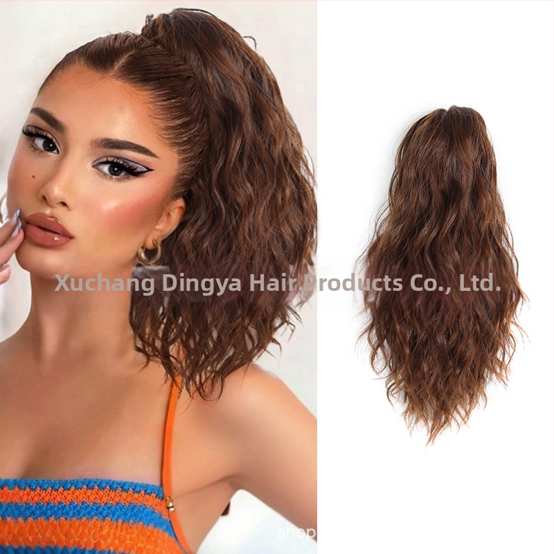 Extensie de coadă de cal cu clip mare, coadă buclată, fibre sintetice rezistente la căldură; poate fi vopsită și periată.