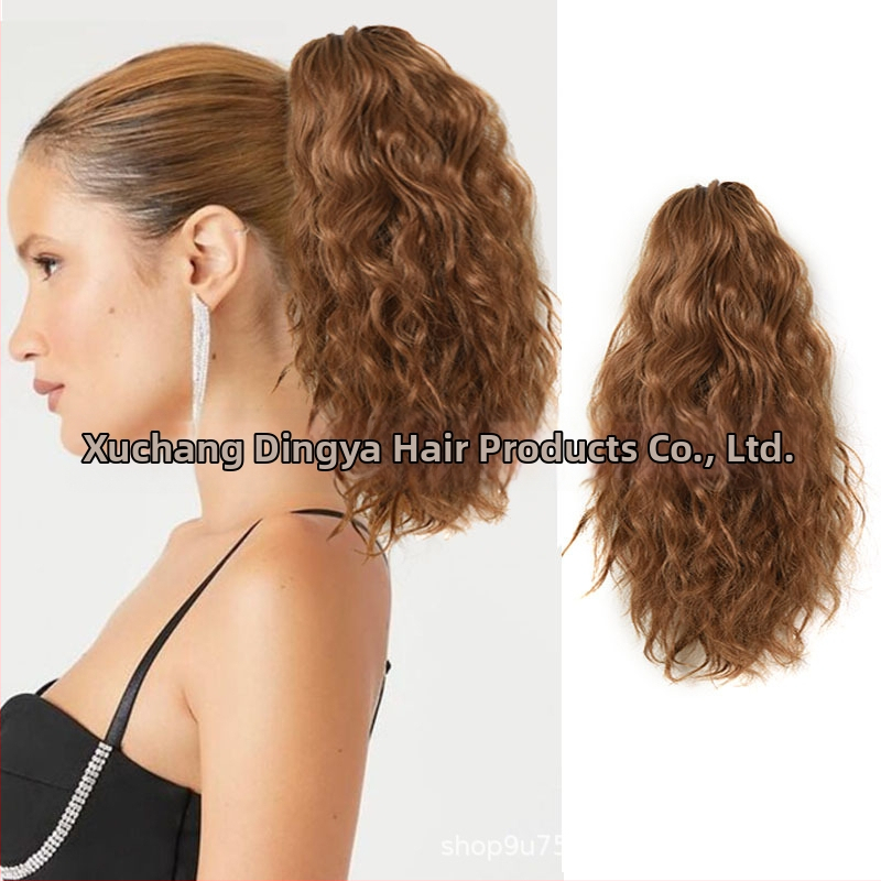 Extensie de coadă de cal cu clip mare, coadă buclată, fibre sintetice rezistente la căldură; poate fi vopsită și periată.