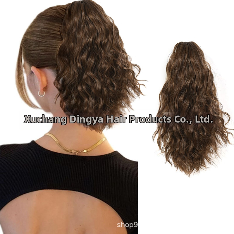 Extensie de coadă de cal cu clip mare, coadă buclată, fibre sintetice rezistente la căldură; poate fi vopsită și periată.