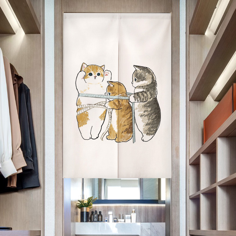 Завеса за врата с илюстрация на котка в анимационен стил – полиестер, тъкана завеса, декоративна и полупокриване 40–70%, подходяща за кухня, баня, спалня, входове и търговски помещения